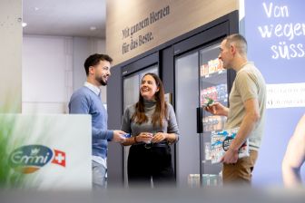 Mitarbeitende_vor_Kühlschrank