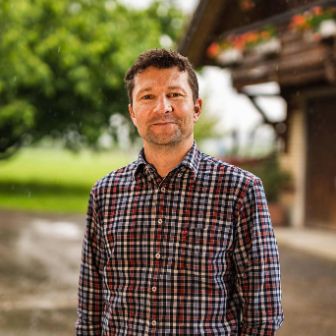 Lurweid-Dairy-Farm_Pfister_Esslingen_Portrait_zugeschnitten