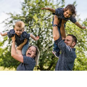 Raeberhof_Sommer_Ufhusen_Familie-3_zugeschnitten