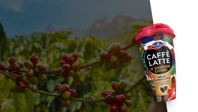 Emmi CAFFÈ LATTE El Salvador mit Kaffeestrauch im Hintergrund