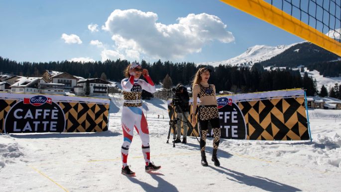 emmi-vertragsverlaengerung-swiss-ski-beach-volley-snowvolley-match-holdener-brunner