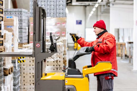 emmi-logistik-man-at-work-stage-jobs