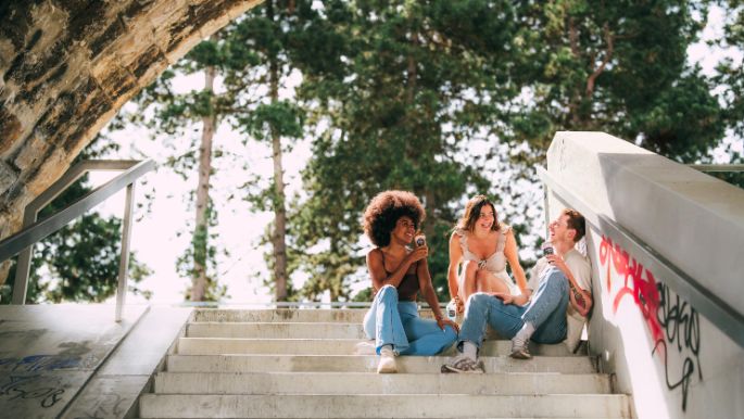 benelux-emmi-caffe-latte-macchiato-lifestyle-stairs-cups
