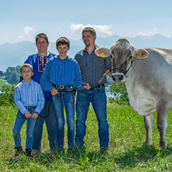 Korrodihof_Korrodi_HombrechtikonFamilie_quadrat