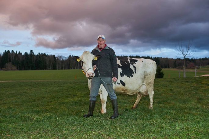 Hof Steller, Karin und Hansueli Schärer-Strebel, Glashütten_Ganzkörper mit Kuh