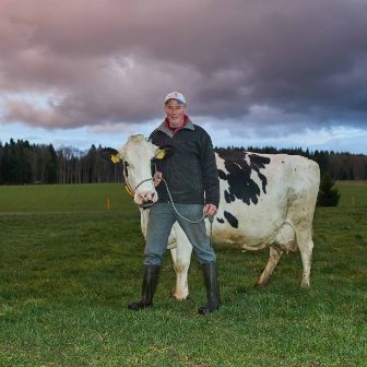 Hof Steller, Karin und Hansueli Schärer-Strebel, Glashütten_Ganzkörper mit Kuh
